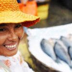 Imagem de senhora a vender peixe num mercado