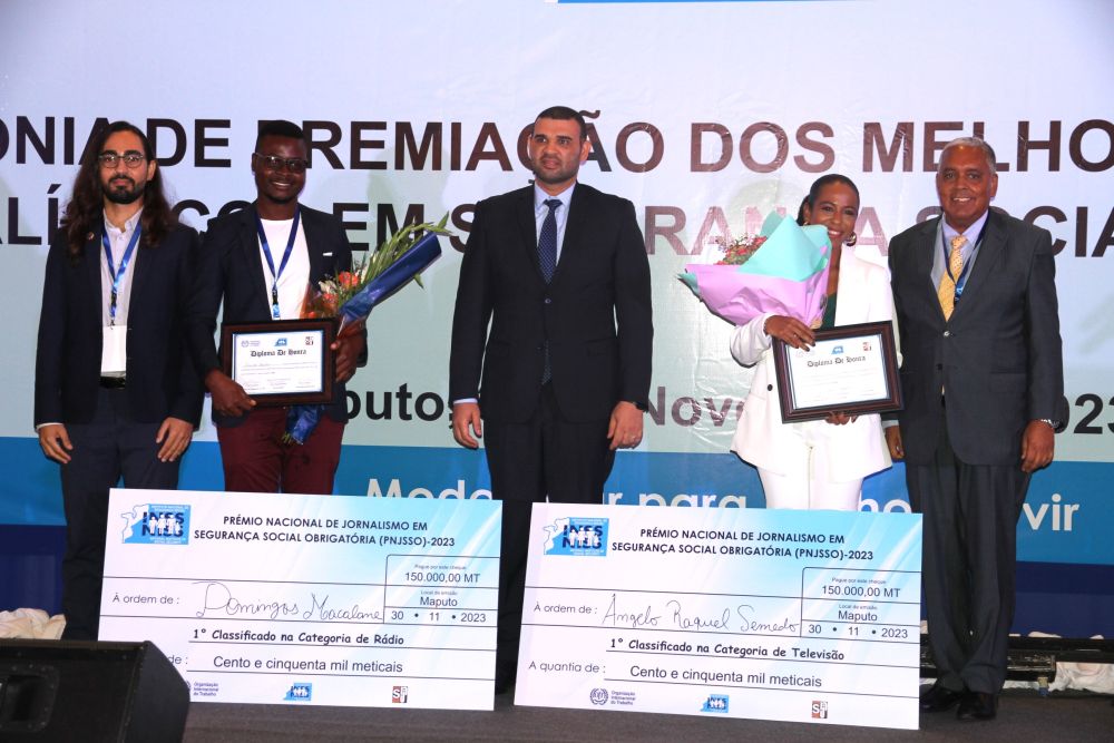 Os vencedores do concurso de jornalismo (com um certificado de honra) recebem os prémios do comité organizador durante a cerimónia de entrega dos prémios.